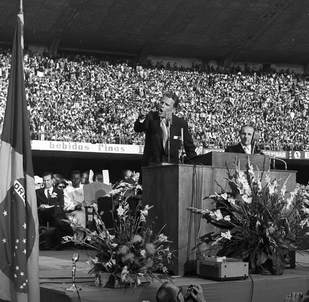 ImagemRio de Janeiro, outubro de 1974 - Pastor Billy Graham no Maracanã © O Globo